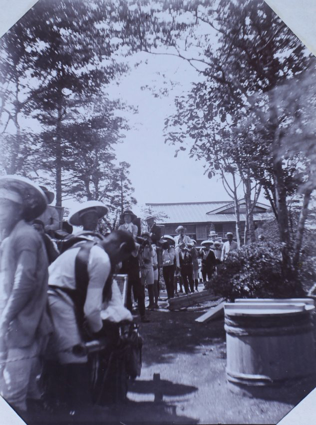 The tour party travelling by sedan chair, 2