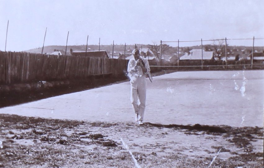 Unidentified man on the tennis court