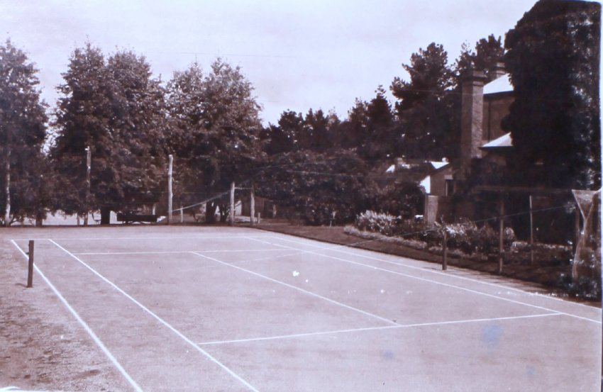 Saumarez Homestead tennis court and gardens