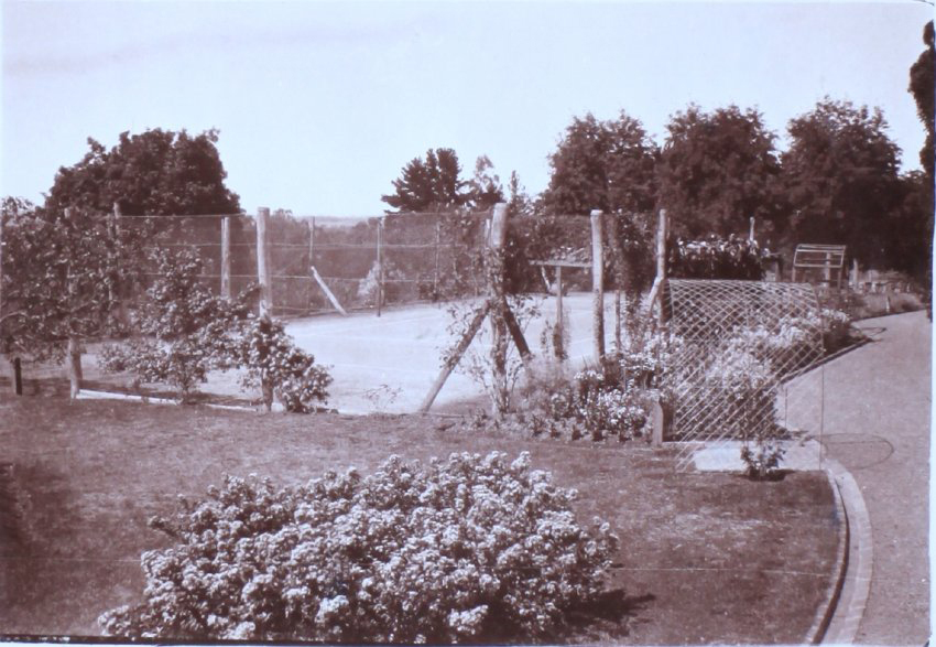 Saumarez Homestead tennis court and gardens