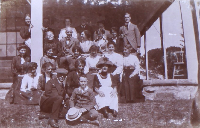 Group of unidentified people