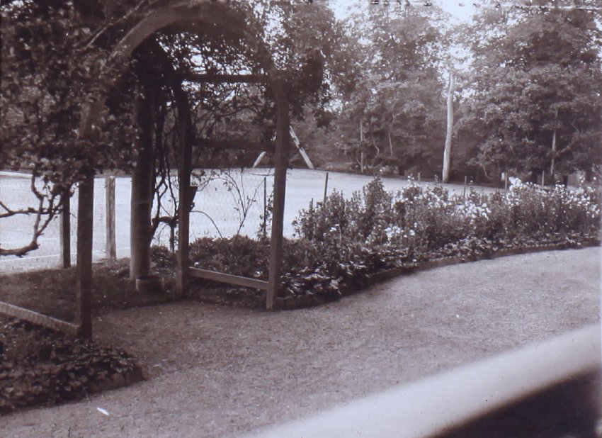Garden beside tennis court at Saumarez Homestead