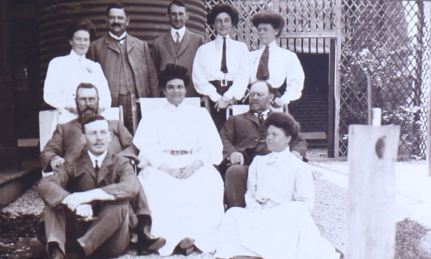 Unidentified group of men and women