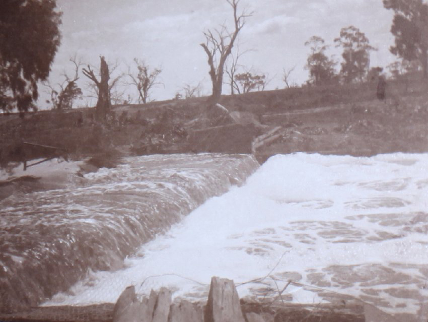 Dam flooded at Bundemar
