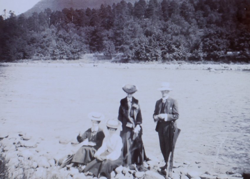 Group taken at Ballater [?], Scotland