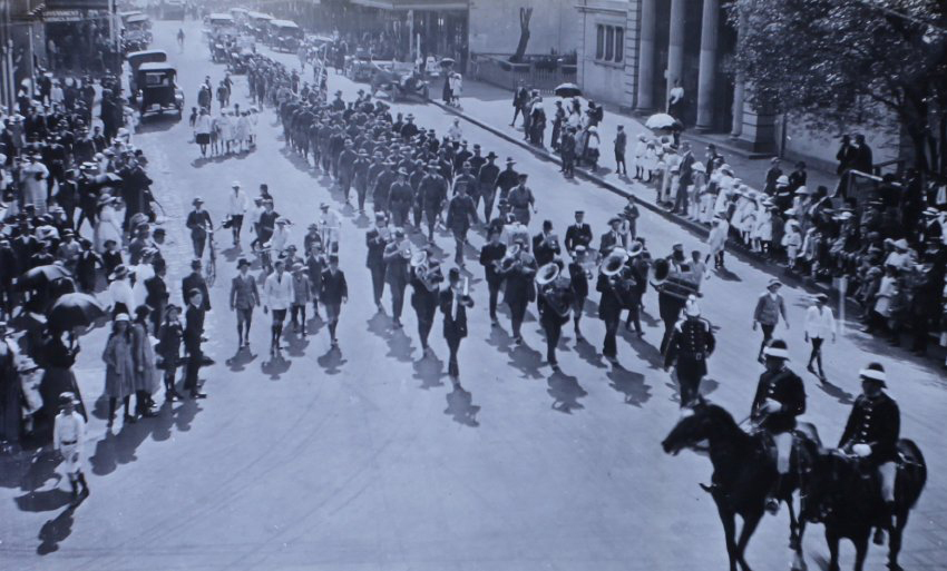 Parade down Beardy Street, Armidale