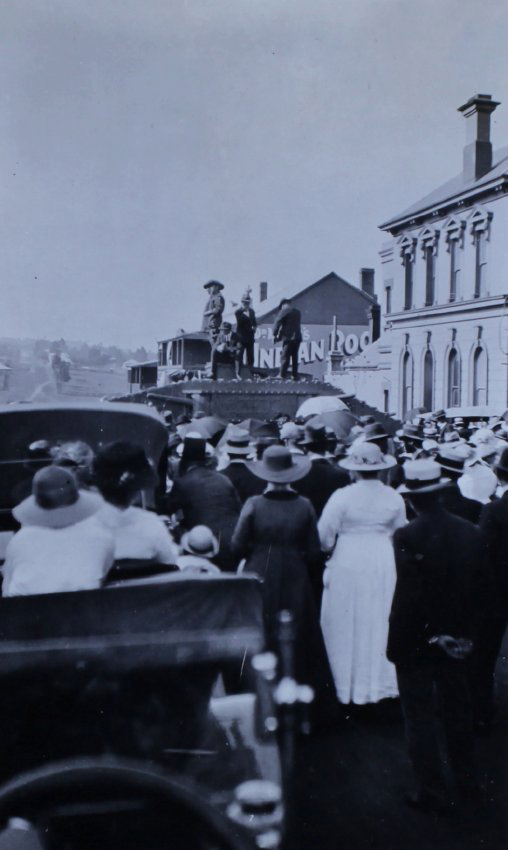 Parade down Beardy Street, Armidale