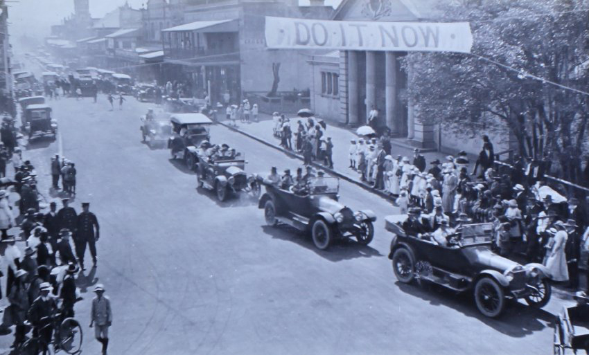 Parade down Beardy Street, Armidale