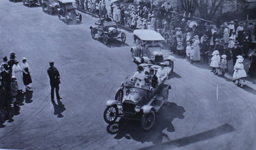 Parade down Beardy Street, Armidale