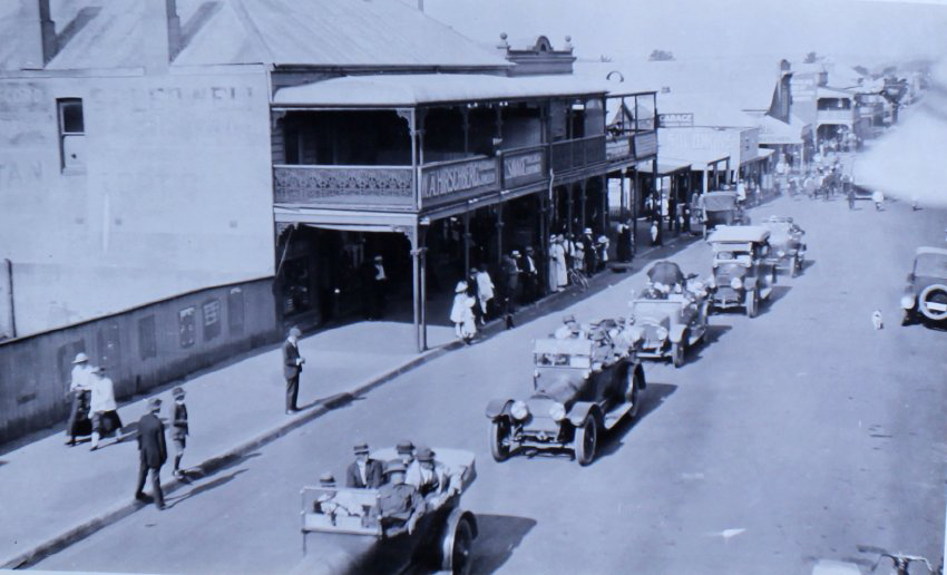 Parade down Beardy Street, Armidale