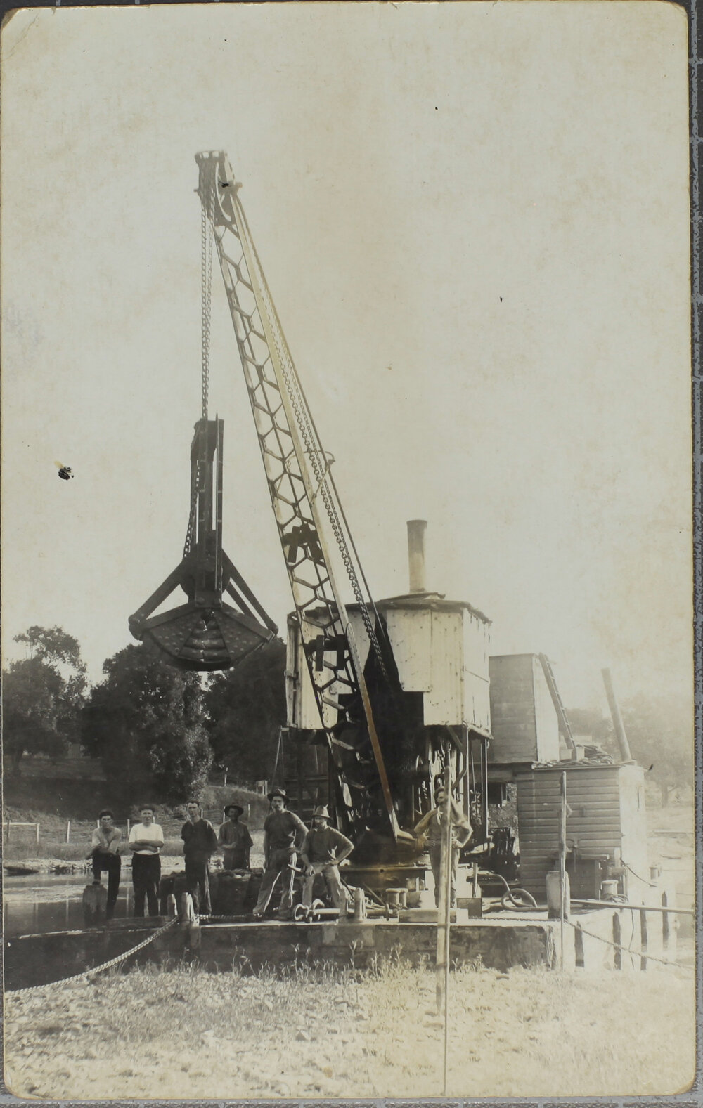 Dredge, [Bellingen]