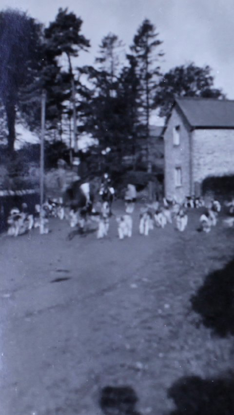 Hounds leaving for meet 