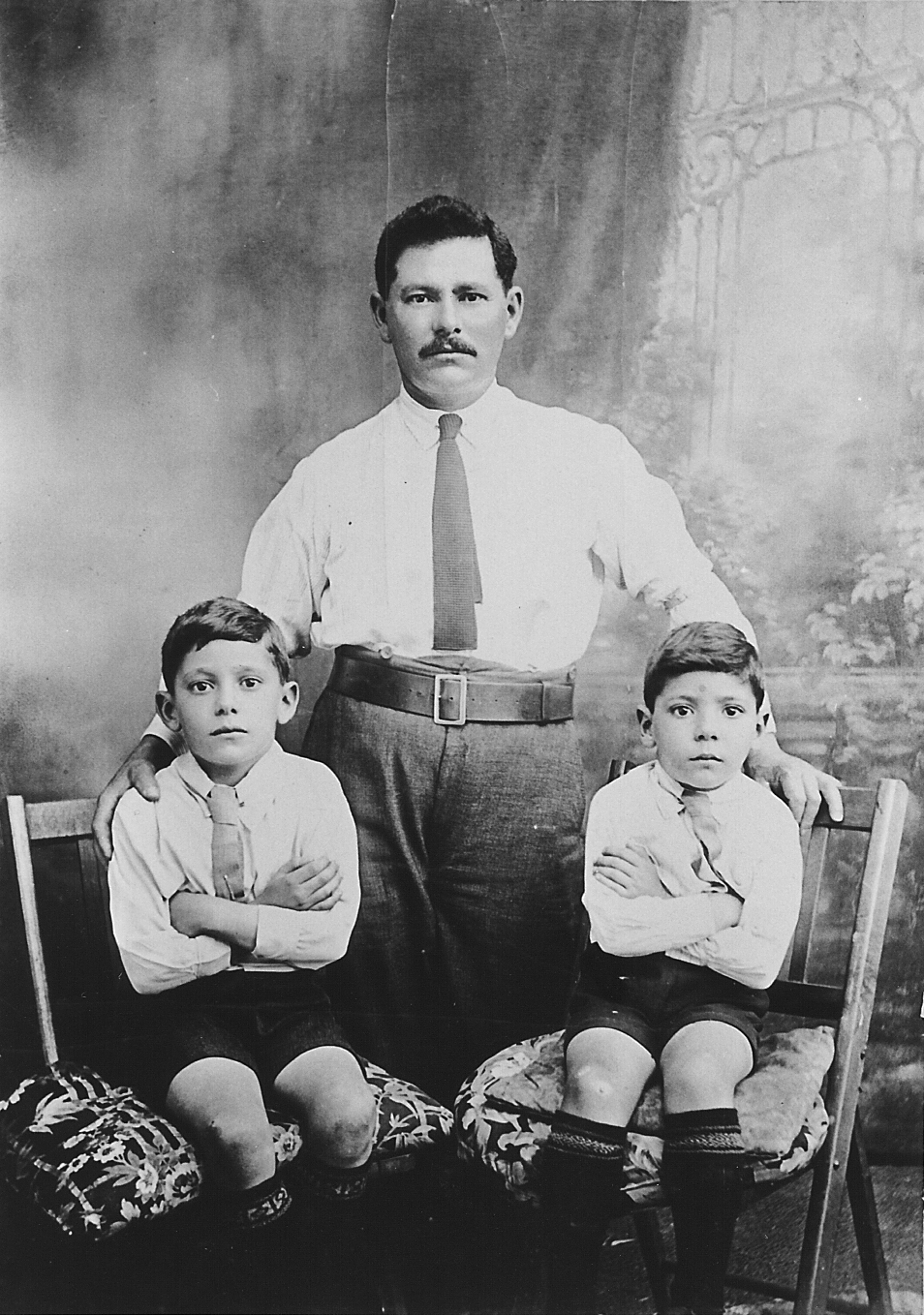 Charlie (on left) and Steve Sourry, Eleni Dedes&rsquo; brothers, with their father, James Sourry, about 1928