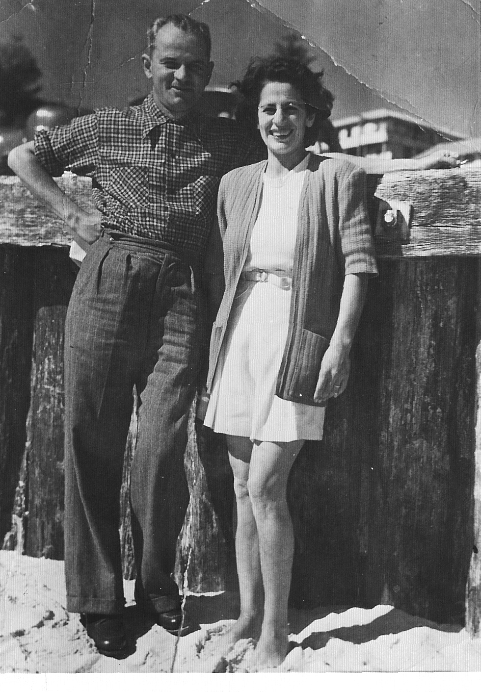 Abraham and Dorothy Correy on holiday in Coolangatta, 1952