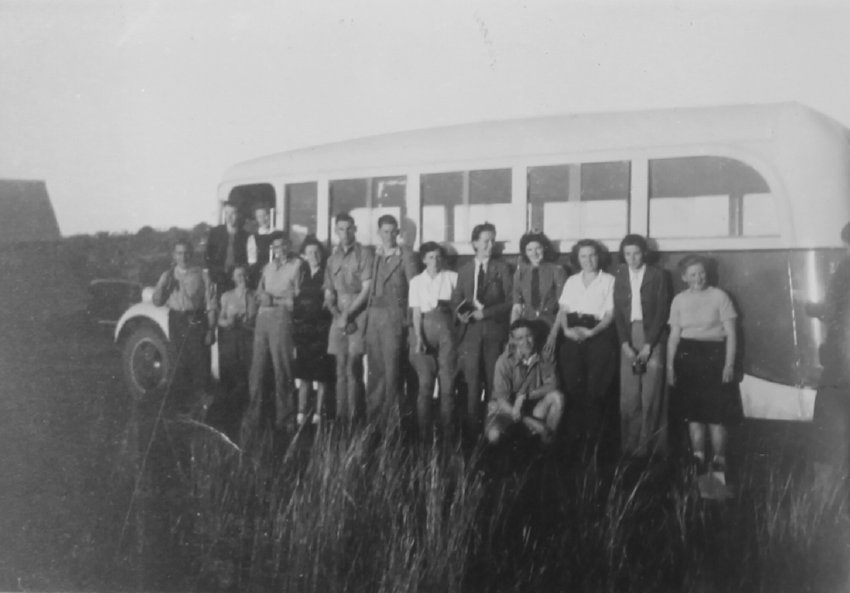 NEUC student group on excursion to Tamworth, 1944