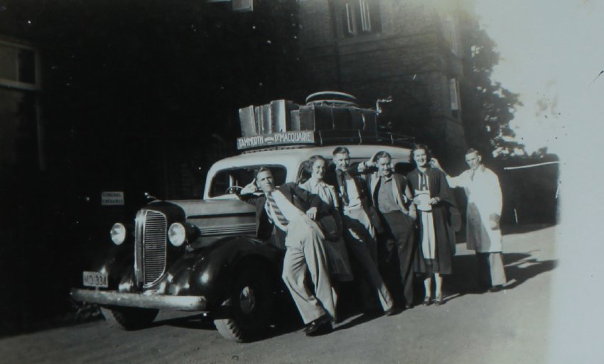 Students pose with car outside Booloominbah, NEUC, 1941