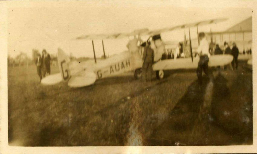 Aircraft G-AUAH a DH.60x Moth