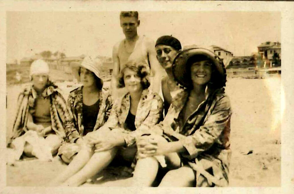 Kingsford Smith Album, Beach Scene