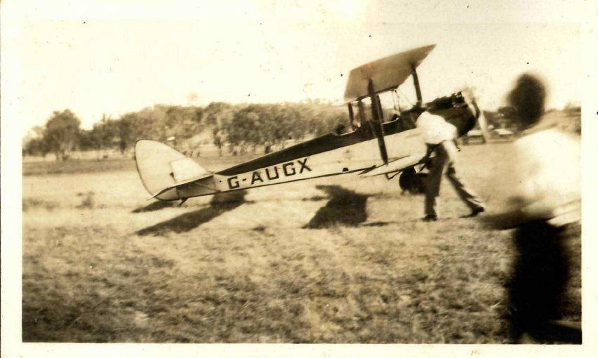 Kingsford Smith Album, Aircraft G-AUGX DH.60 Moth
