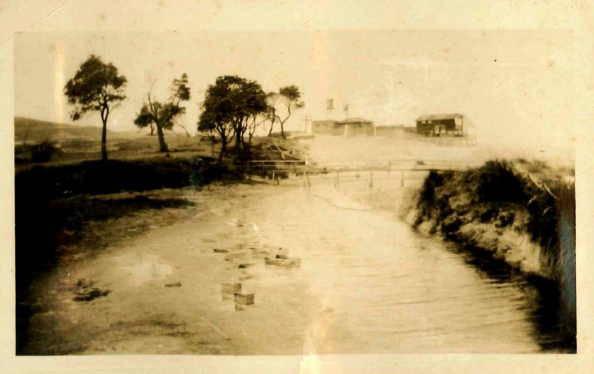 Kingsford Smith Album, Creek and House