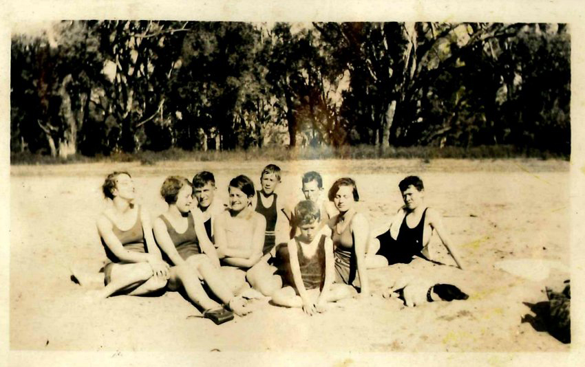 Kingsford Smith Album, Beach Scene