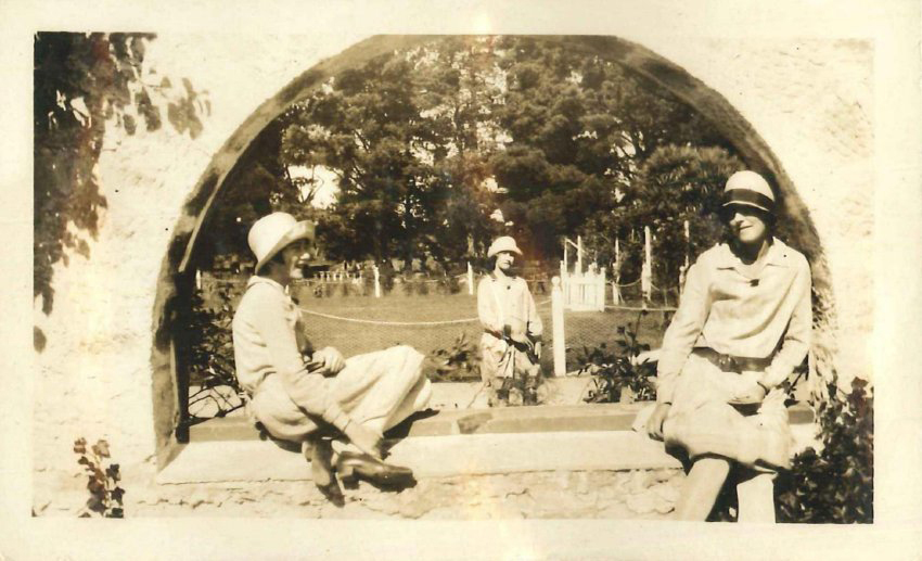 Kingsford Smith Album, Three Girls in a Park