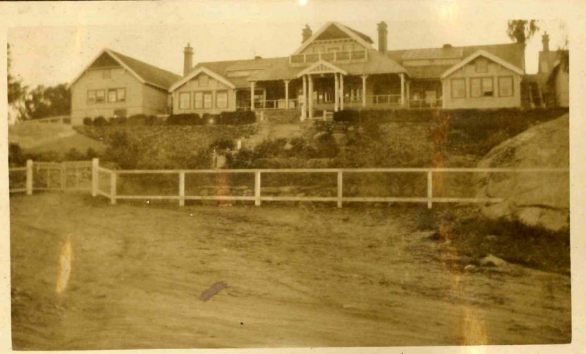 Kingsford Smith Album, Guest House