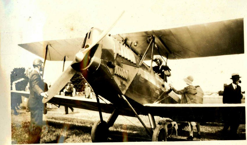 Kingsford Smith Album, Kingsford Smith and Biplane
