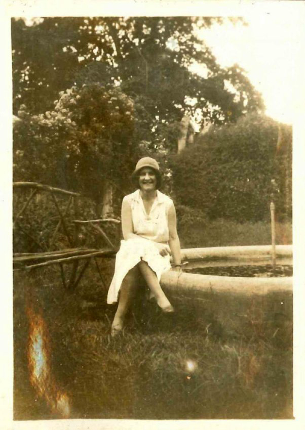 Kingsford Smith Album, Women by a Pond