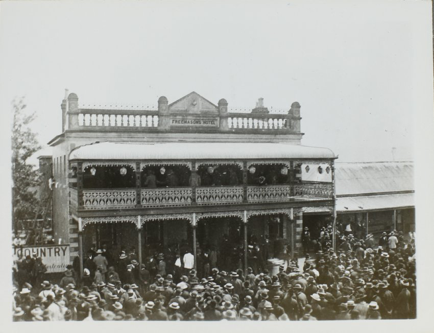Crowd attending address by Sir George Reid, Lismore