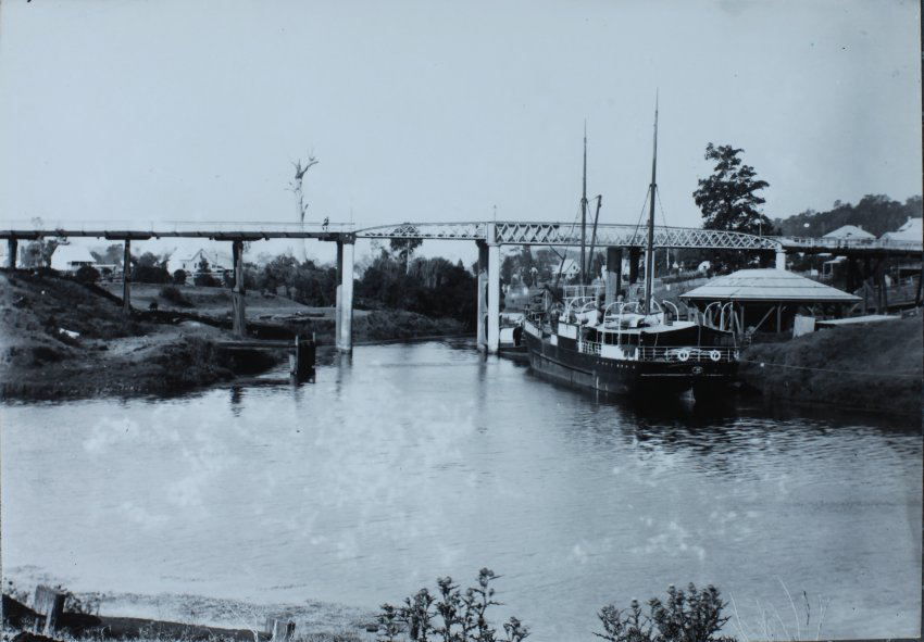 Fawcett&rsquo;s Bridge, Lismore [showing S.S. Tomki]