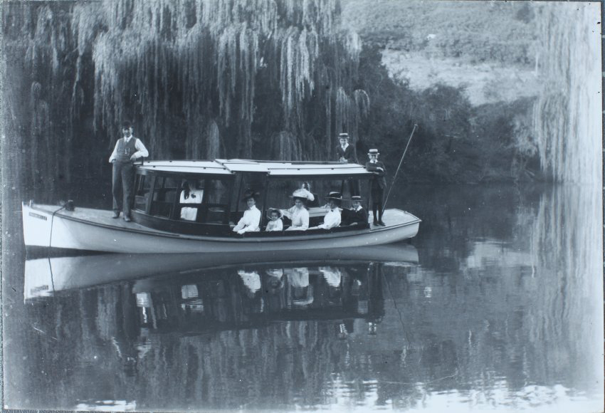 Boat on river with passengers (&ldquo;Hirondelle&rdquo;)