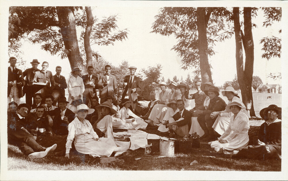 A gathering at Gostwyck c.1919