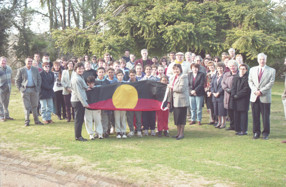 Chancellor Pat O&rsquo;Shane with Dawn Fuller, school children and staff, Aboriginal Week, UNE, 1995
