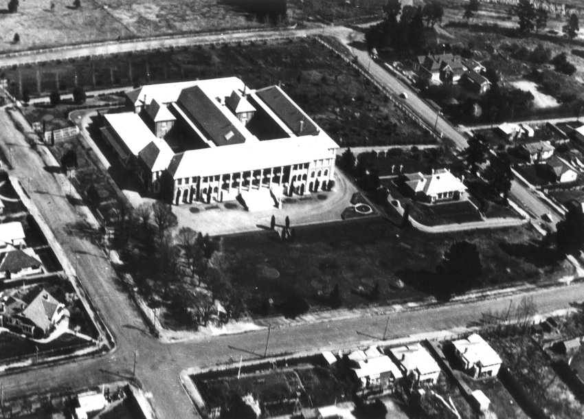 Armidale Teachers' College, aerial view of two quadrangles, the auditorium and incomplete east wing, c.1940s