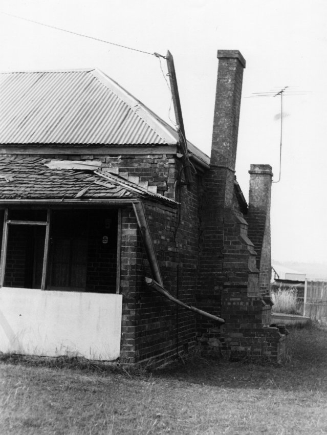 Cottage near Armidale Brick Pit, 1980