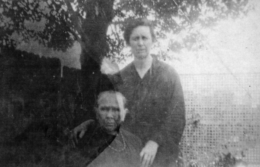 Two unidentified women, possibly mother and daughter (Beckingham family)