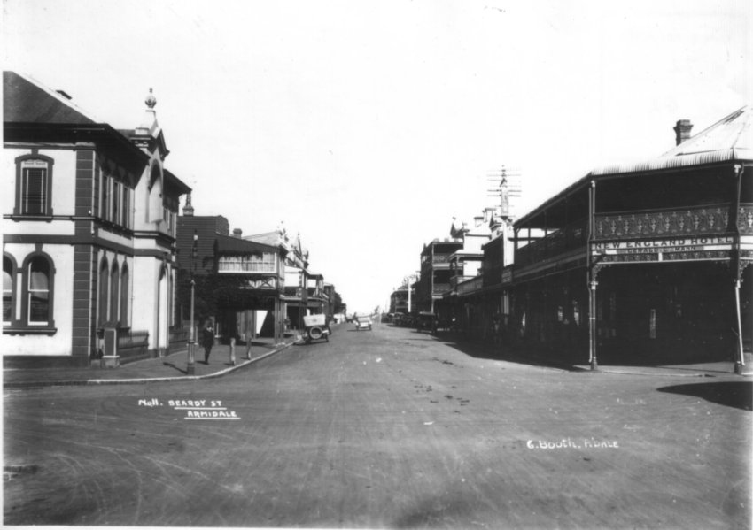 Beardy Street, Armidale, showing New England Hotel