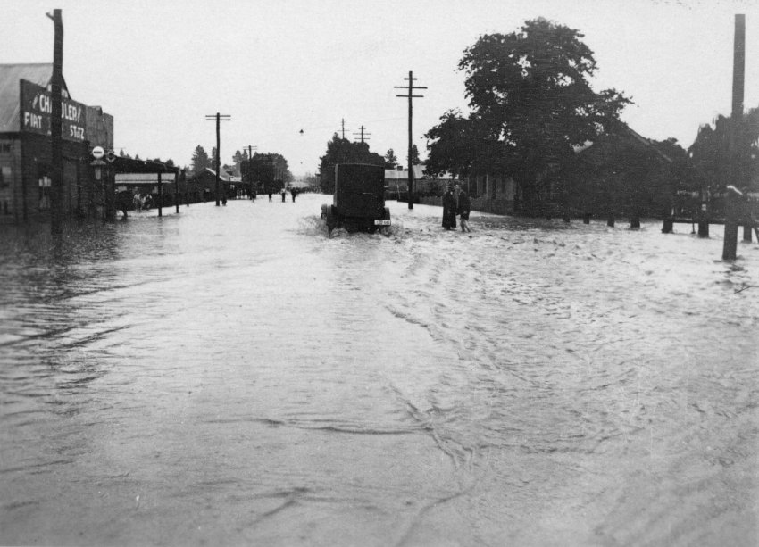 Flood in Beardy Street just below J. Richardson &amp; Co. with the gas works on the right, 19 February 1928