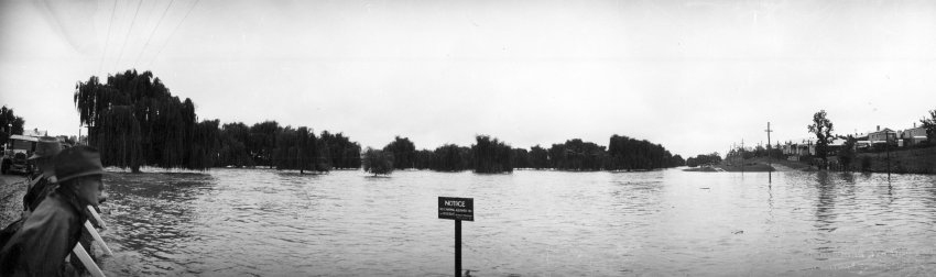 Flood scene, looking west from Marsh Street (Stephen's Bridge), 19 February 1928