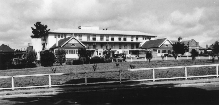 Armidale and District Hospital viewed from Rusden Street, c. 1945