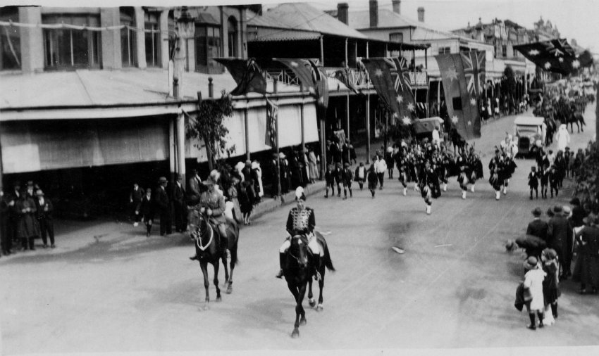 Procession in Beardy Street, Armidale, possibly Peace Day 1 September 1919