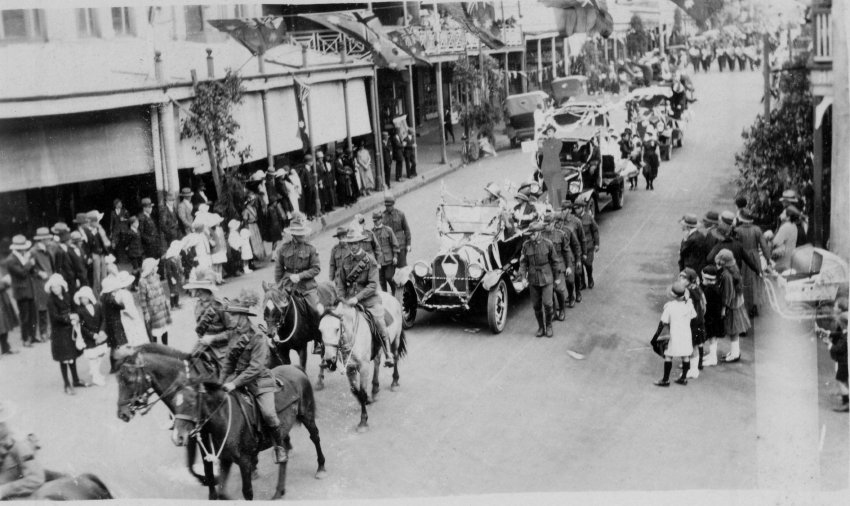 Procession in Beardy Street, Armidale, possibly Peace Day 1 September 1919