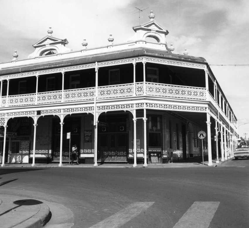 Imperial Hotel, corner Beardy and Faulkner Streets, 1980