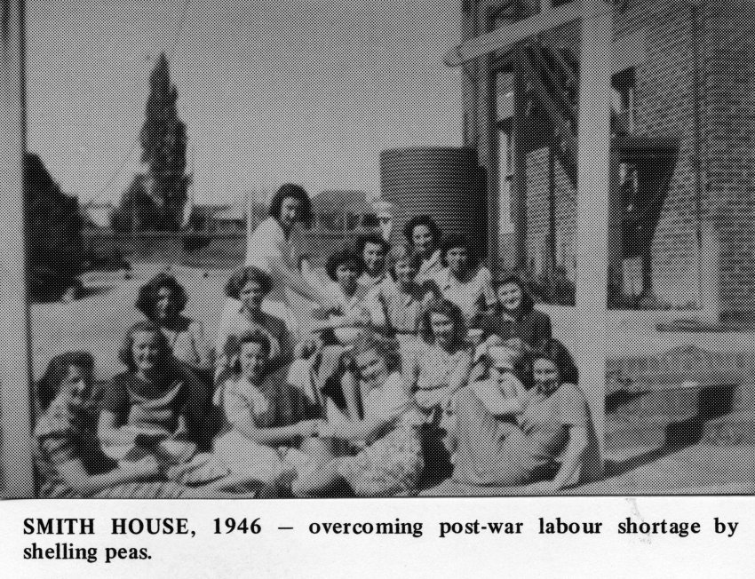 Armidale Teachers' College, Smith House students, shelling peas, 1946