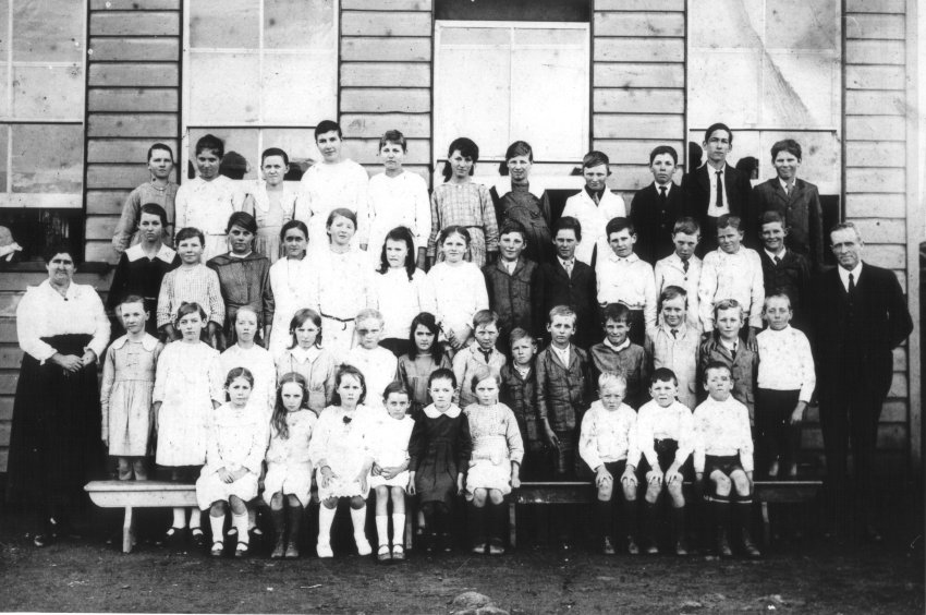 Bukkulla School pupils and teacher, R.C. Ingall, c. 1914