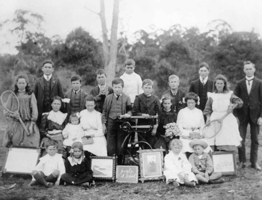 Jeogla Public School, students and staff, c. 1910