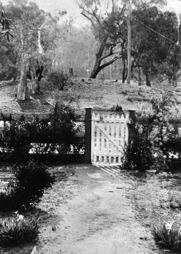 Front gate of Halls Creek [school or residence], 1896-1902