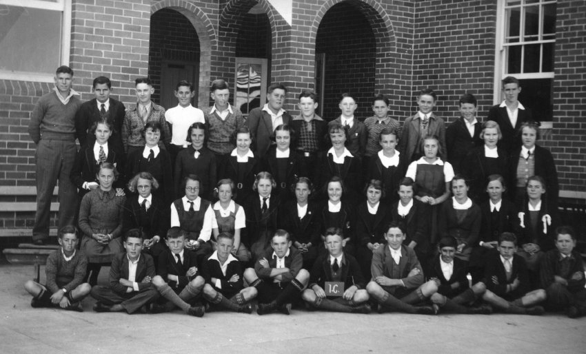 Class 6A and teacher at Ross Hill School, Inverell, 1939