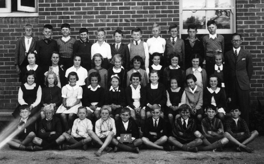 Fifth class group at Ross Hill School, Inverell, 1939